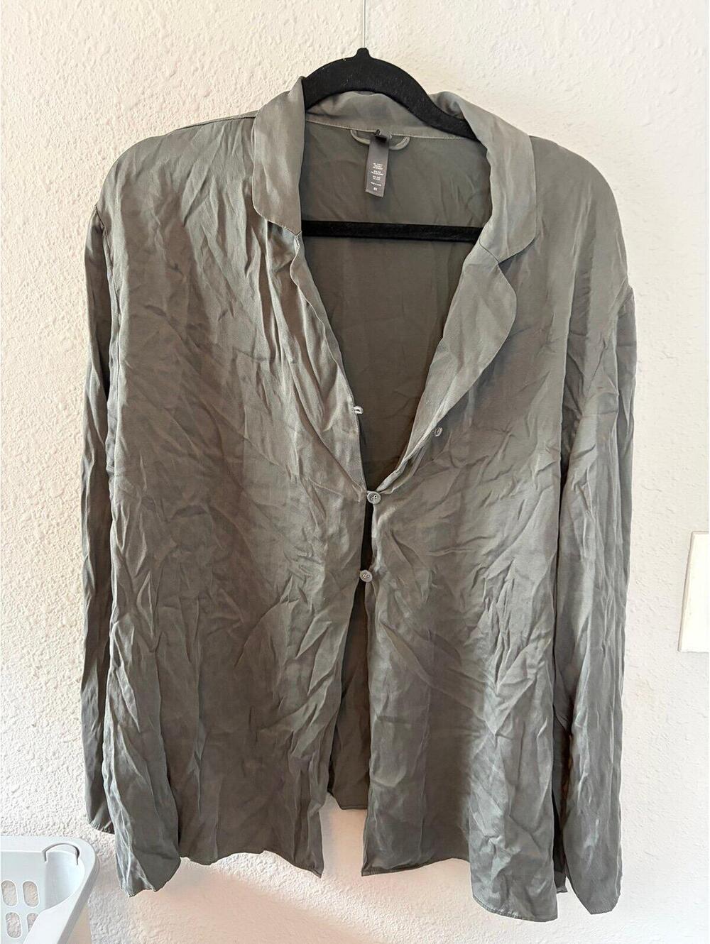 SKIMS 95% Silk grey long sleeve size 2X. Missing top button
